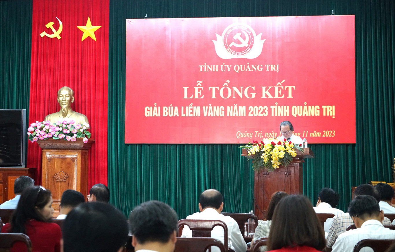 Đồng ch&iacute; Nguyễn Ho&agrave;n - Ph&oacute; Gi&aacute;m đốc Sở Th&ocirc;ng tin v&agrave; Truyền th&ocirc;ng b&aacute;o c&aacute;o tổng kết Giải B&uacute;a liềm v&agrave;ng tỉnh Quảng Trị năm 2023 tại buổi lễ - Ảnh: L.T